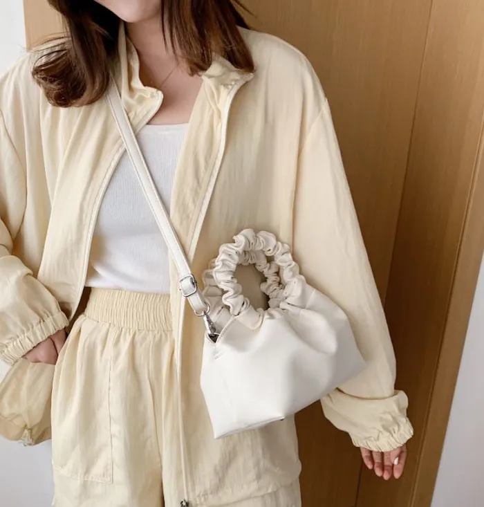PB140 White Scrunched Handle Purse polly Rings