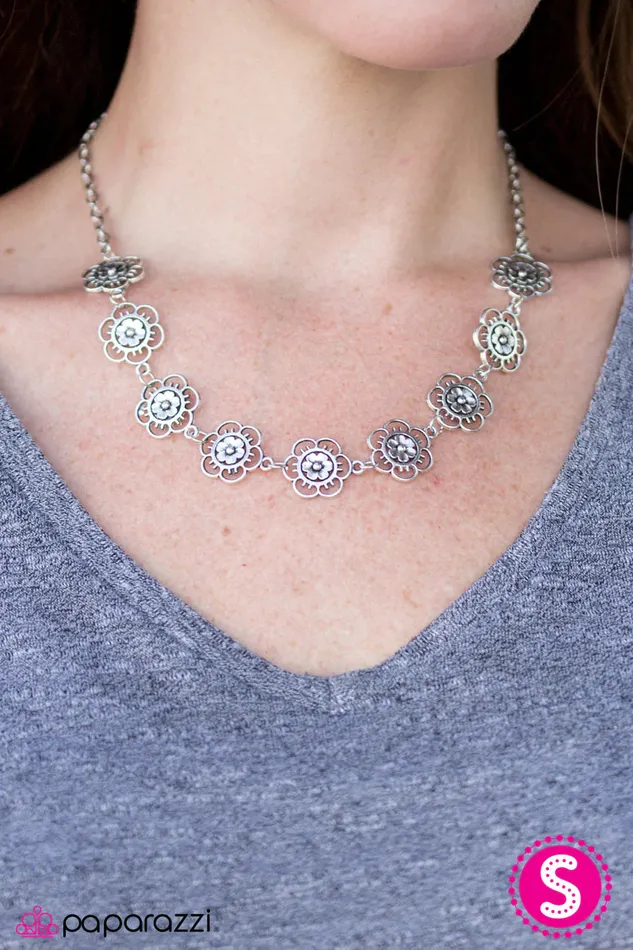 Necklaces Paparazzi Jewelry Paparazzi Necklace BLOOM Or Bust Silver