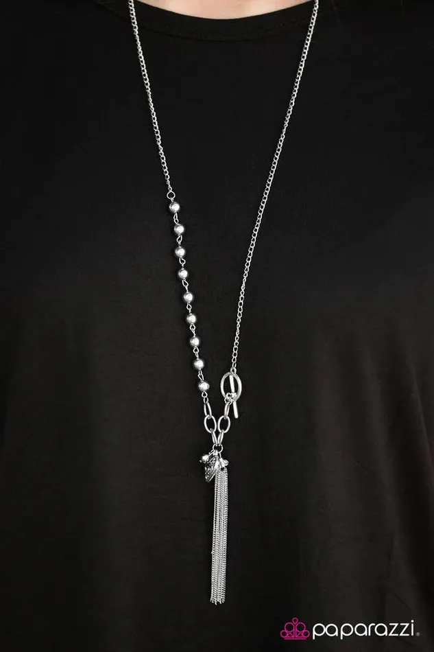 Paparazzi Necklace HEART Nouveau Silver Paparazzi Jewelry Necklaces