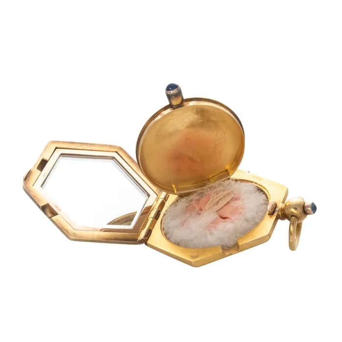 PreStyled Sets Croghans Art Deco Sapphire Hammered 14K Yellow Gold Compact Pendant