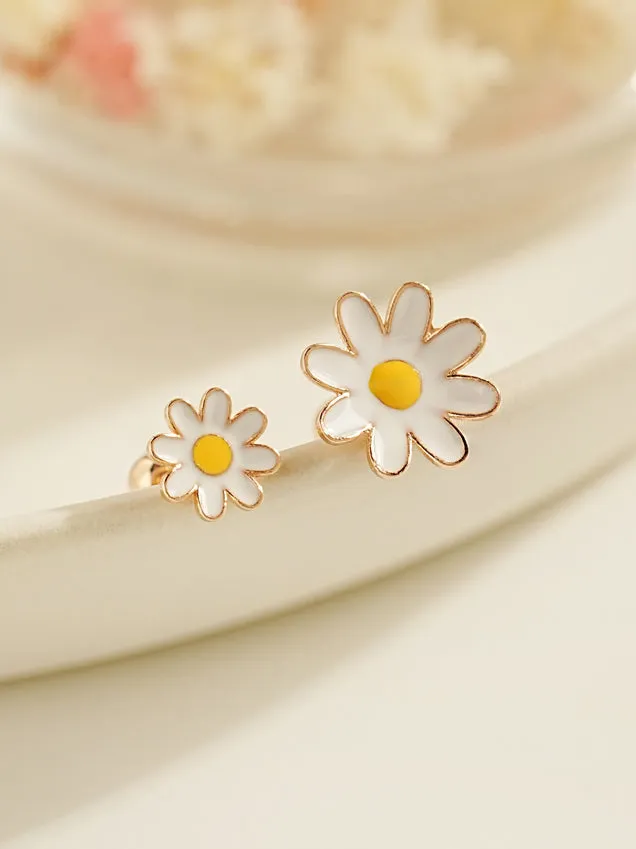 MinimalBijoux Earrings 14K Gold Fleabane Flower Cartilage Earring 20G