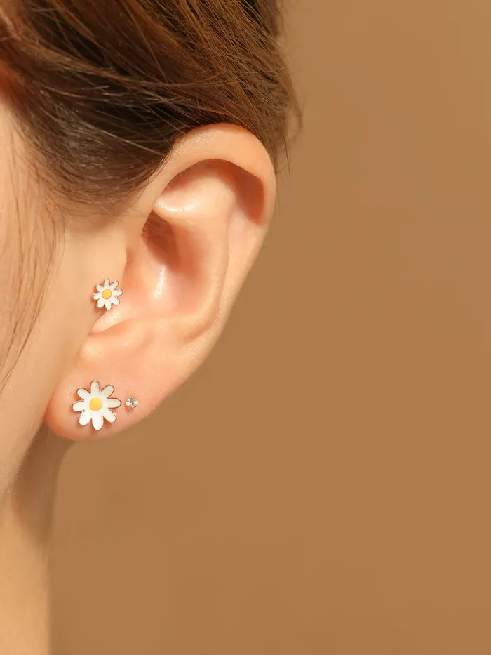 MinimalBijoux Earrings 14K Gold Fleabane Flower Cartilage Earring 20G