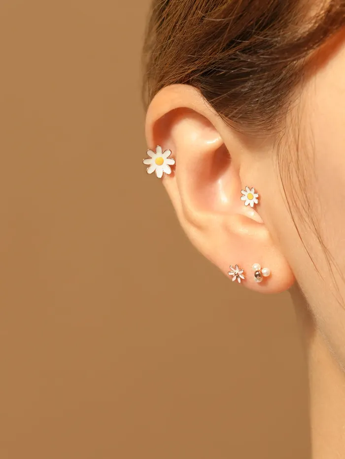 MinimalBijoux Earrings 14K Gold Fleabane Flower Cartilage Earring 20G