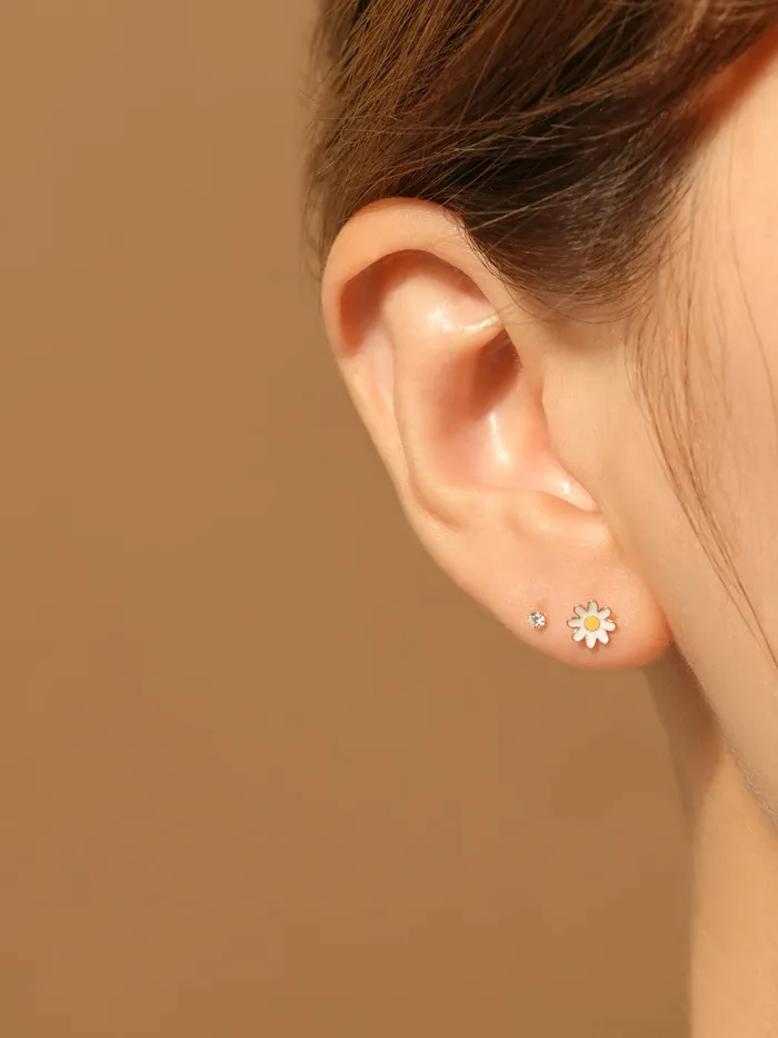 MinimalBijoux Earrings 14K Gold Fleabane Flower Cartilage Earring 20G